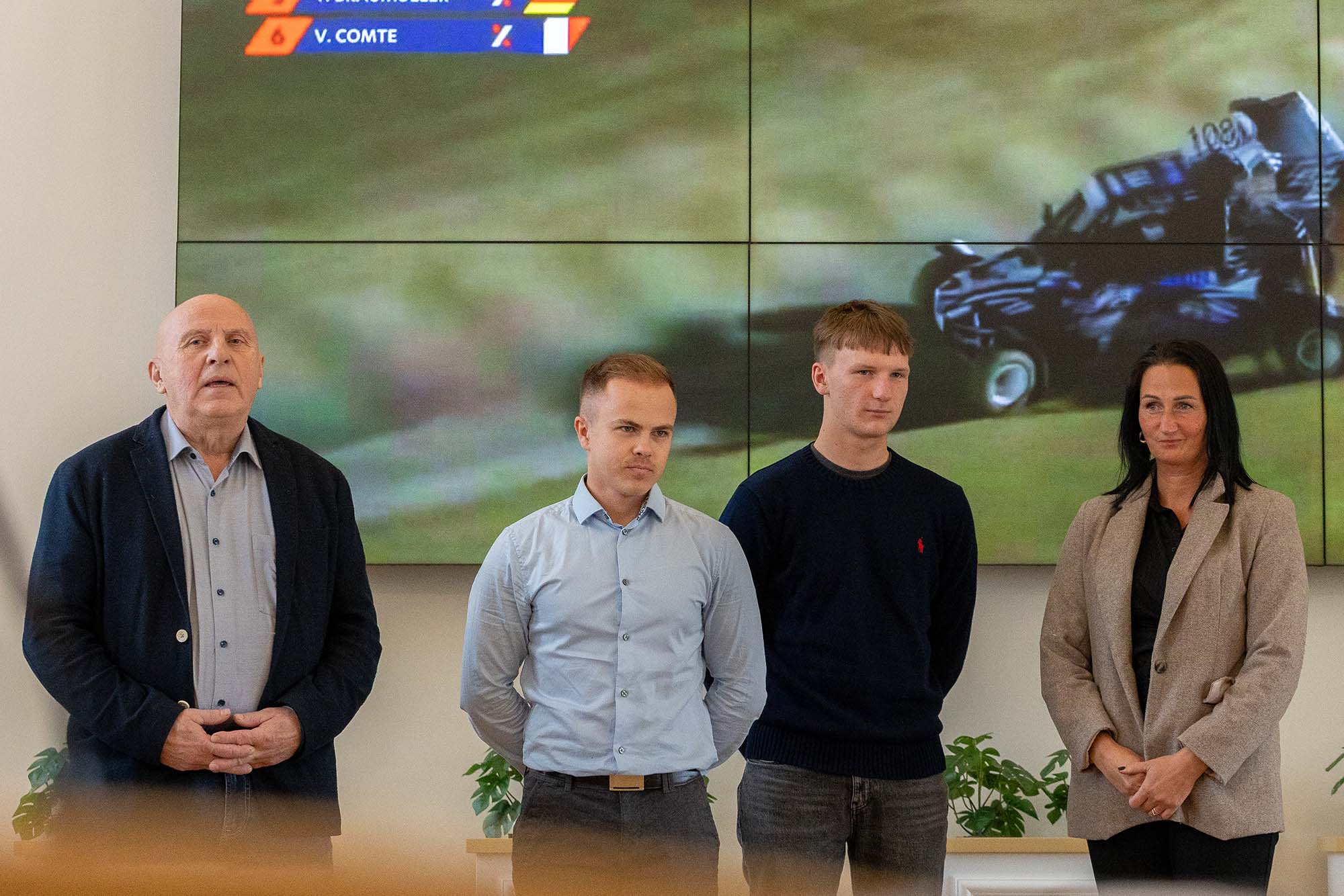 Võru vallavolikogu esimees Georg Ruuda, maailmameister Jakko Viilo, Euroopa meister Armin Raag ja Natalja Raag kolmapäevasel tunnustussündmusel. FOTO: Aigar Nagel